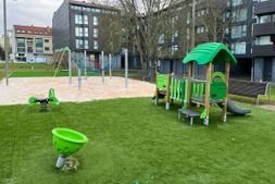 parque infantil con suelo de césped artificial